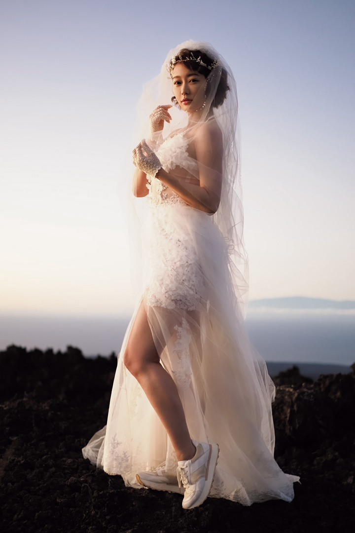 日本女优西野翔穿婚纱摄影写真图片