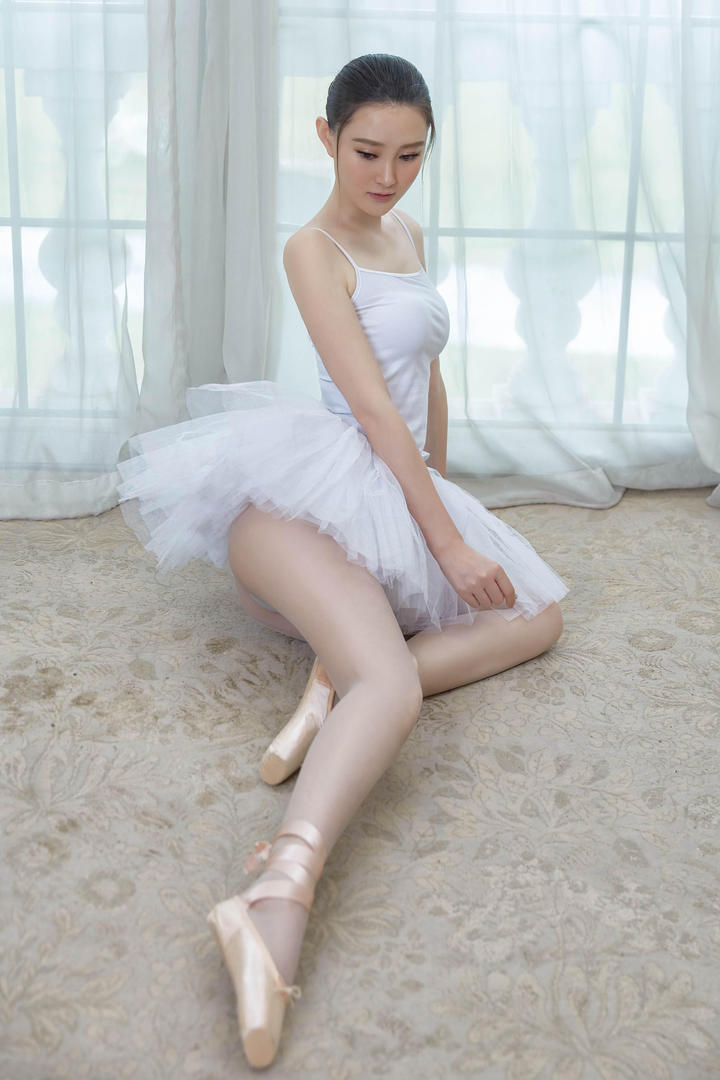 跳芭蕾舞的清纯美女老师高清艺术照图片