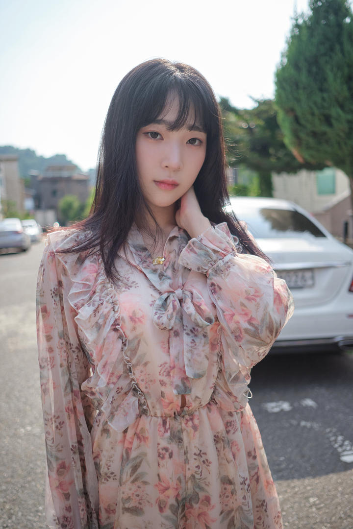 街拍漂亮的大胸模特姜仁卿图片