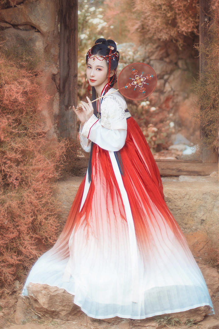 拿着扇子的古装美女艺术写真图片