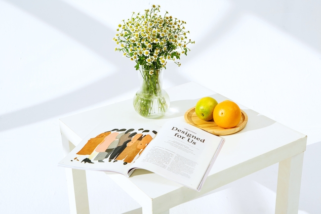 桌子杂志水果静物插花摄影图片