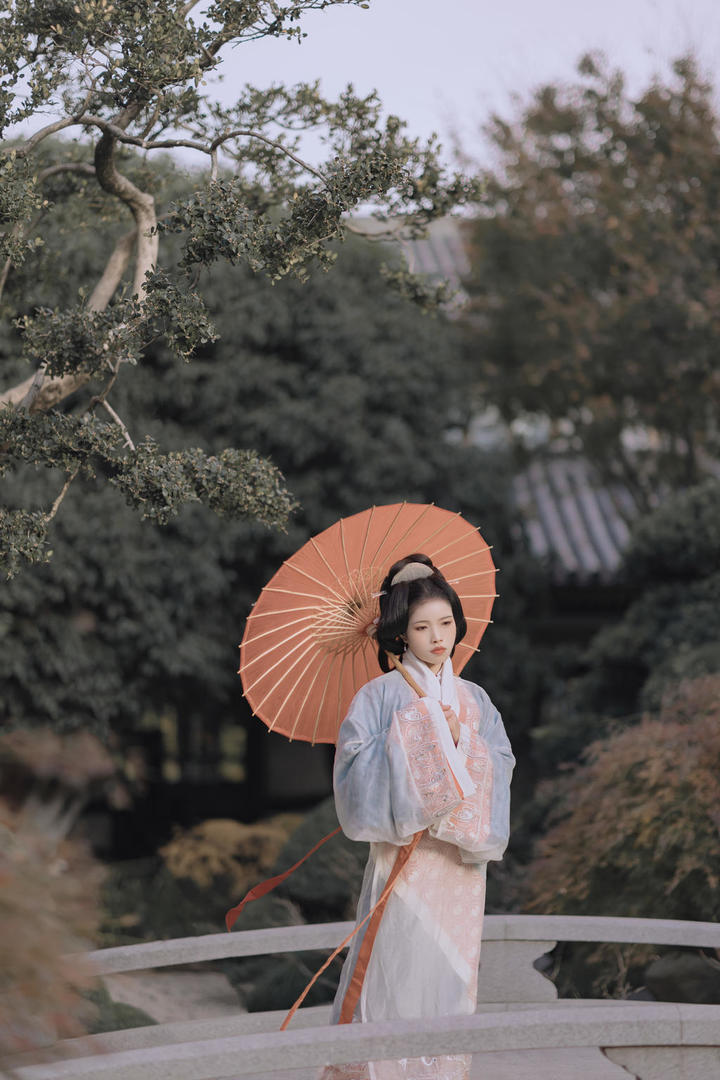 撑着油纸伞的唯美古装美女写真图片