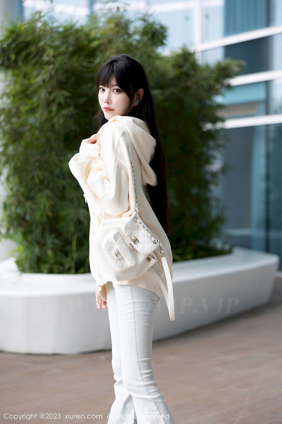 秀人网性感女神杨晨晨Yome白色牛仔裤搭配原色丝袜写真