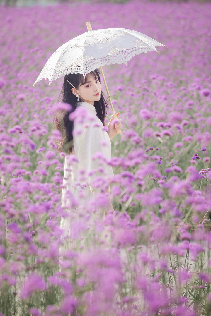 撑着伞的清纯女孩户外摄影写真图片