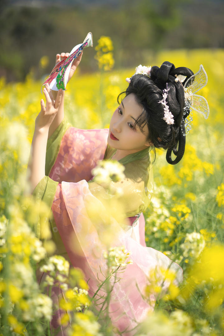 油菜花田里跳舞的古装美女高清手机壁纸大图