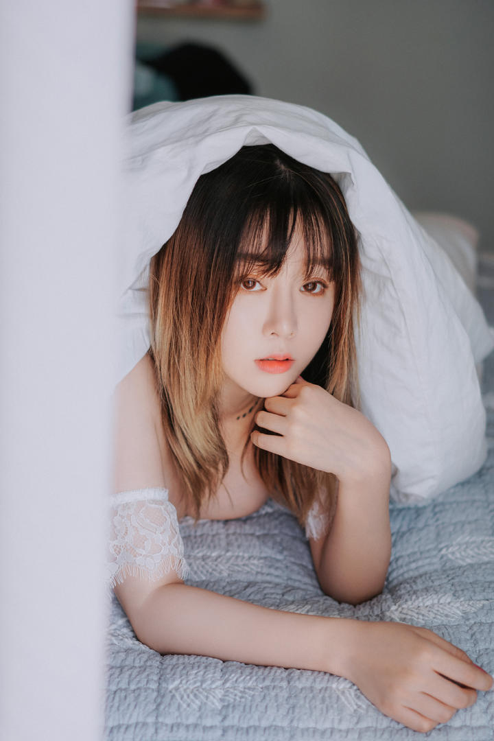 趴在床上的性感高清女神图片