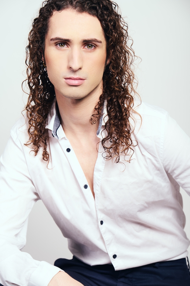 时尚潮流卷发白色衬衫帅哥写真图片