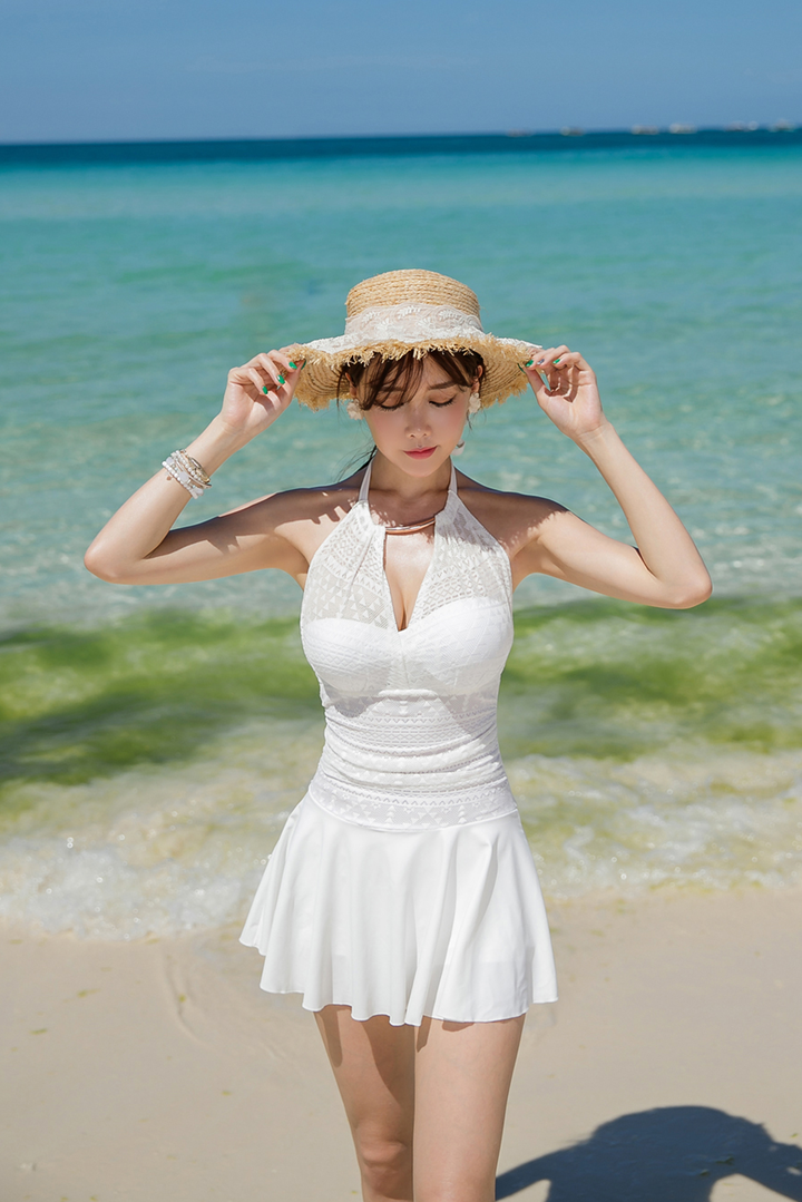 站在沙滩上的尹爱智内衣和比基尼图片