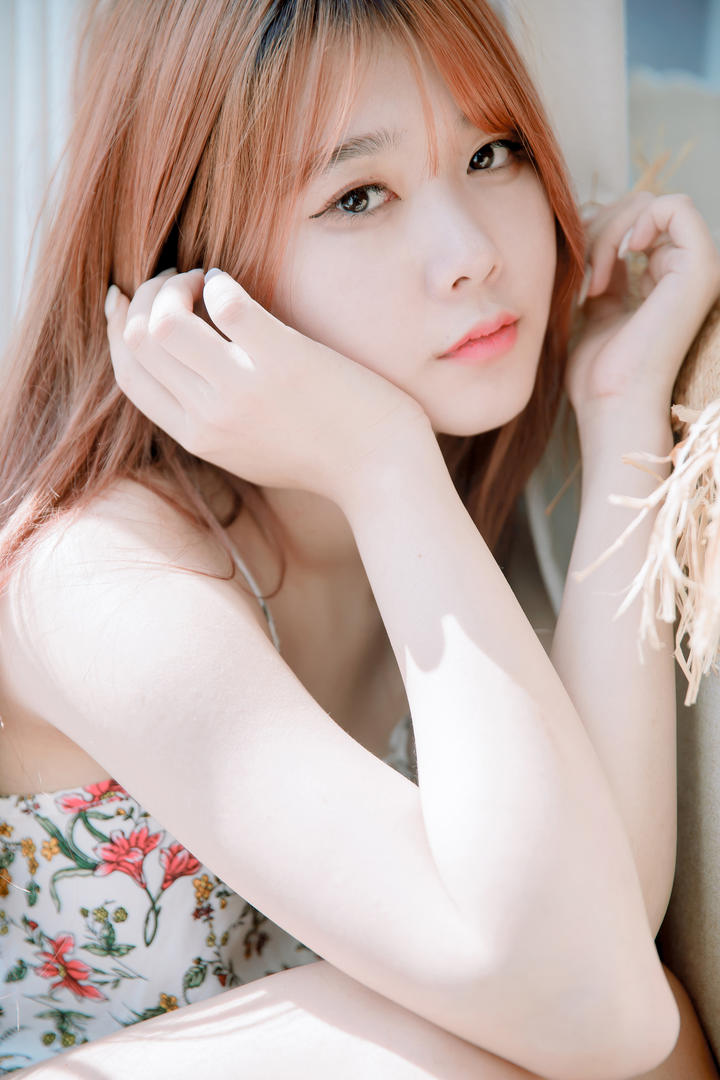 治愈系碎花裙女孩阳光下的甜美笑容高清mm131图片