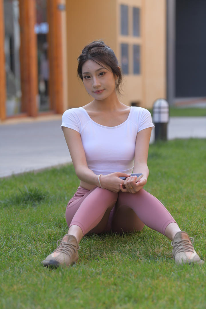 坐在草地上的瑜伽裤美女高清手机壁纸图片大全