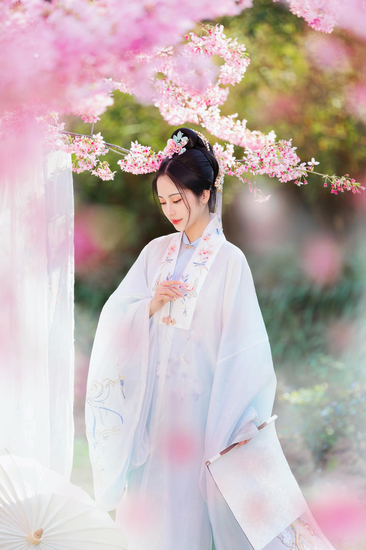 樱花树下的唯美古装汉服古风头像图片