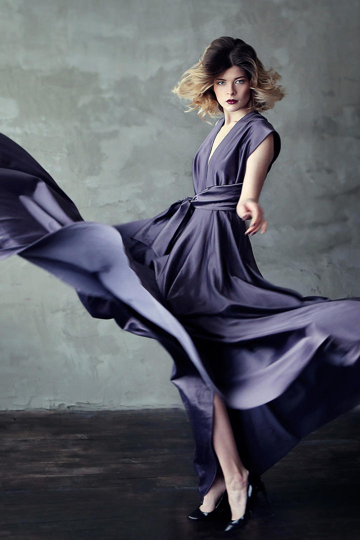 长裙飘飘的欧美气质女生写真图片