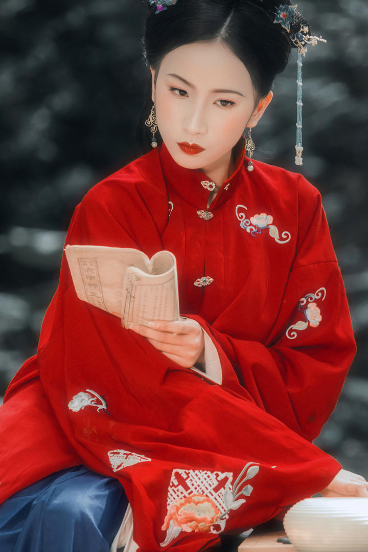 红色汉服古装美女图片