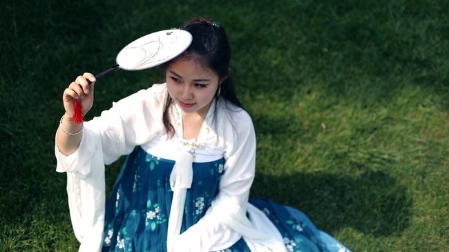 草地汉服美女古典写真图片