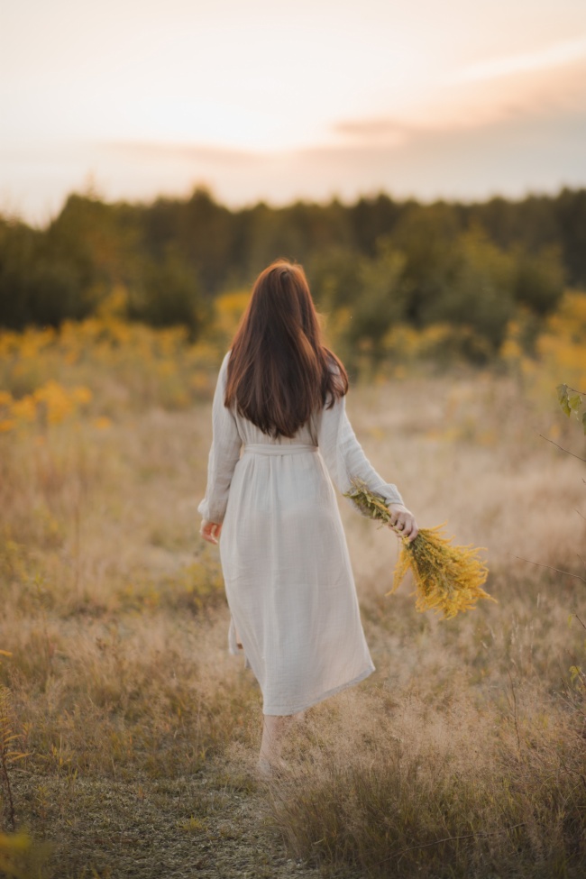 手中拿着鲜花的美女背影图片