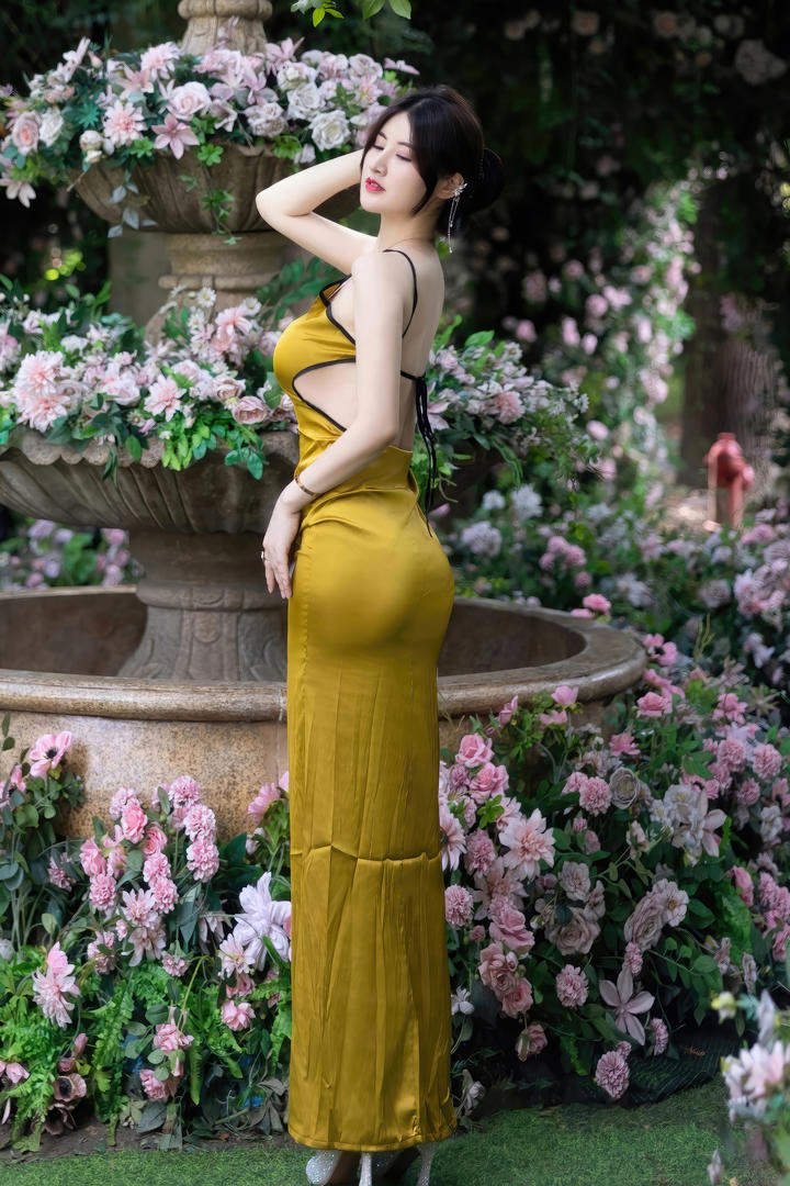 婀娜多姿的翘臀美女模特诗诗秀人网美女套图