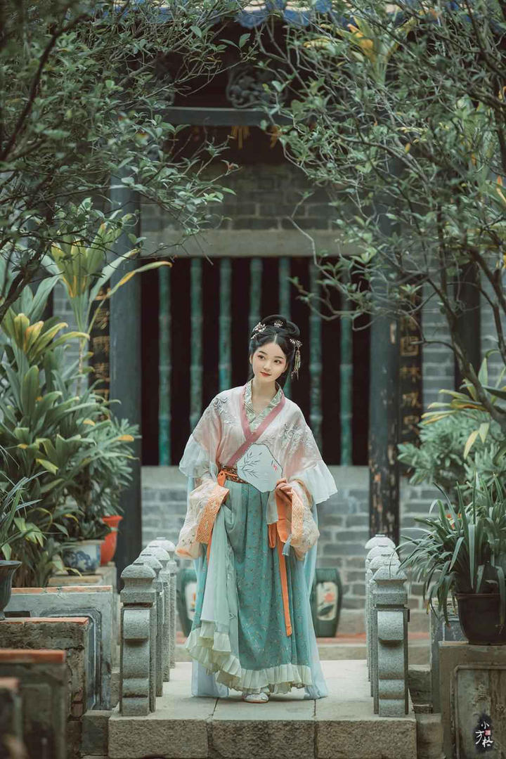 院子里的唯美古装美女艺术写真图片