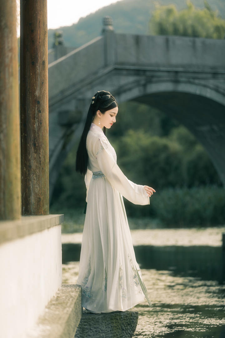 站在小溪边的高清唯美古风头像美女图片