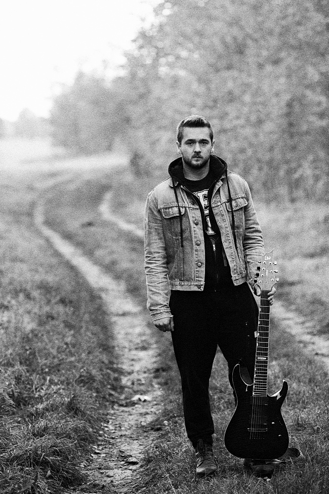 黑白吉他帅哥图片