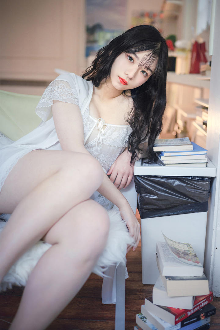 坐在床边的极品清纯美女写真