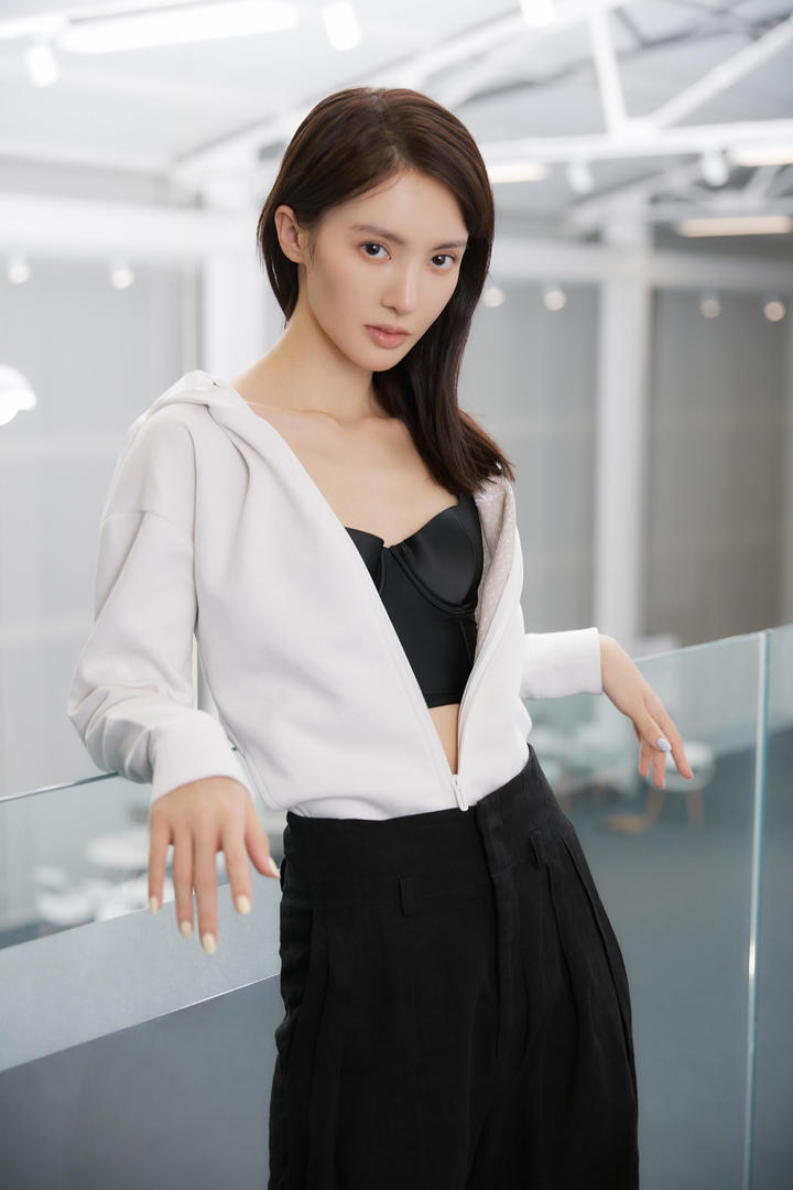 穿黑色内衣的性感美女明星金晨高清美照