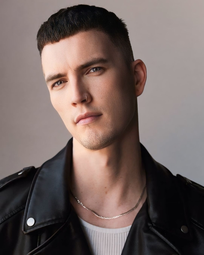 欧美黑色皮衣寸头帅哥写真图片