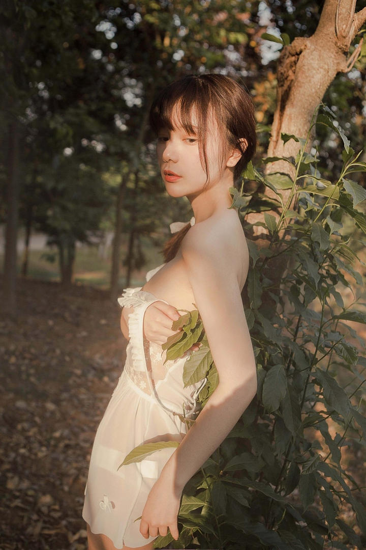 超高清唯美女生户外写真图片