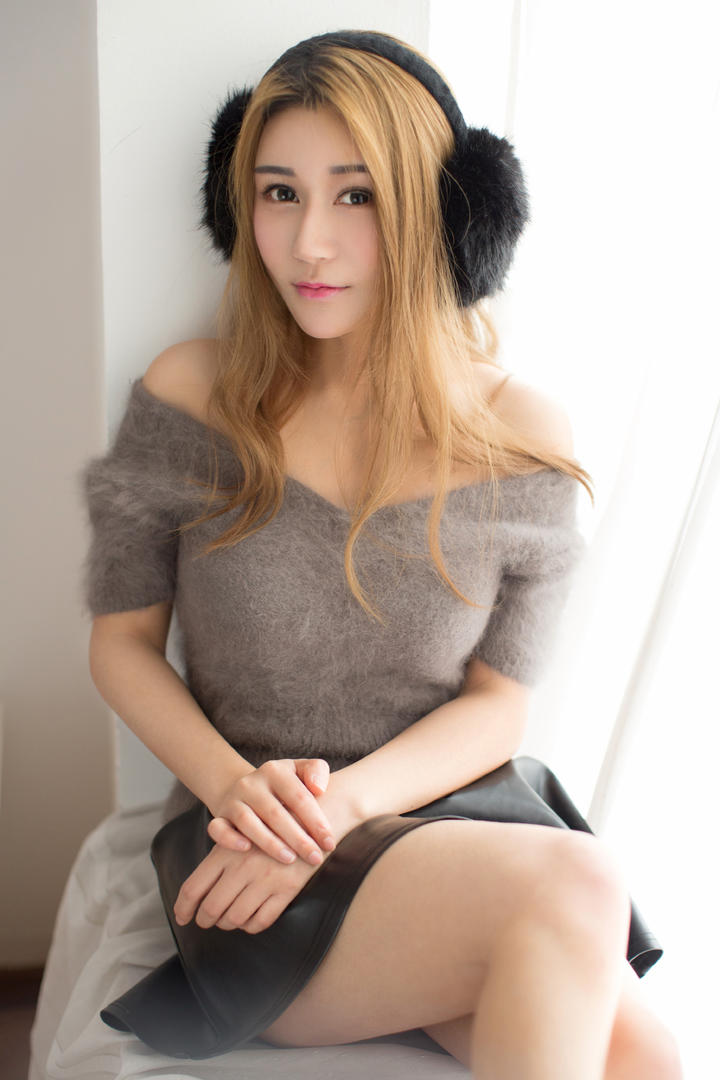 戴着耳罩的超短裙美女图片