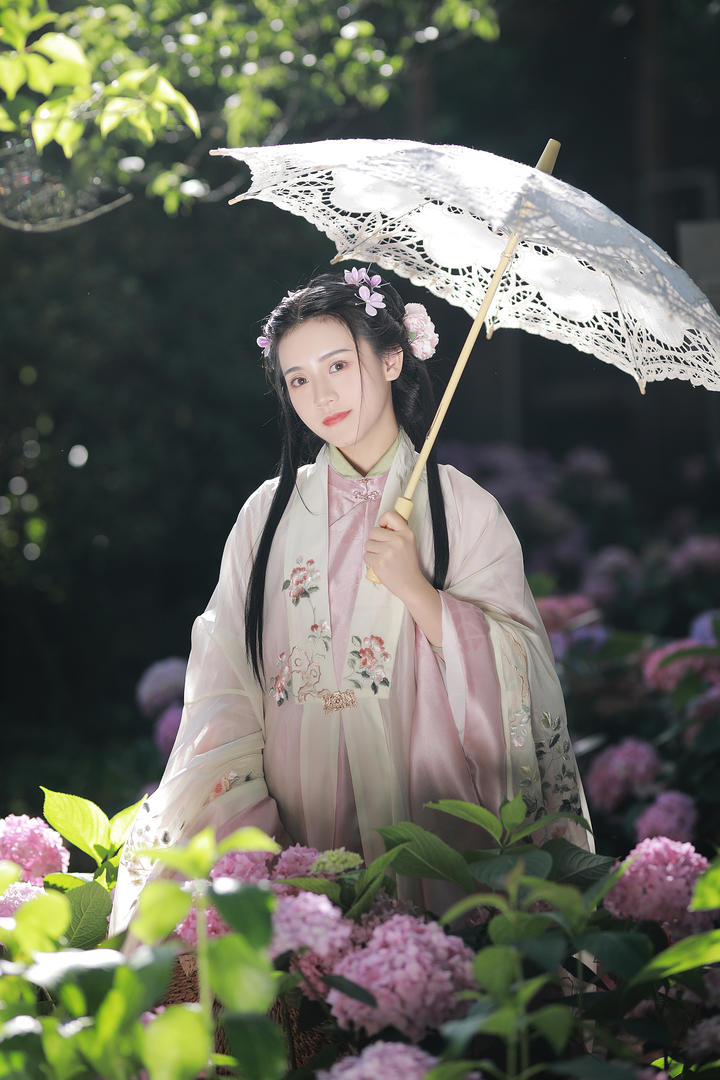 花园中的古典美女古装艺术照图片