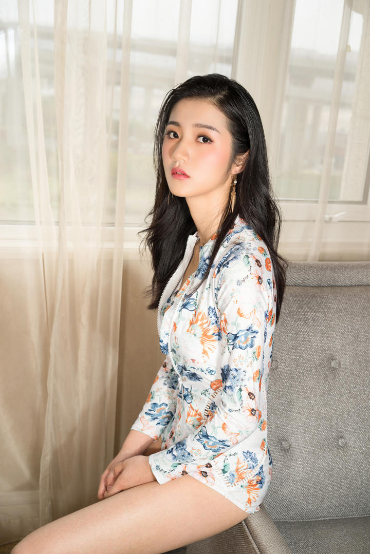 坐在沙发边的高清美腿美女性感图片