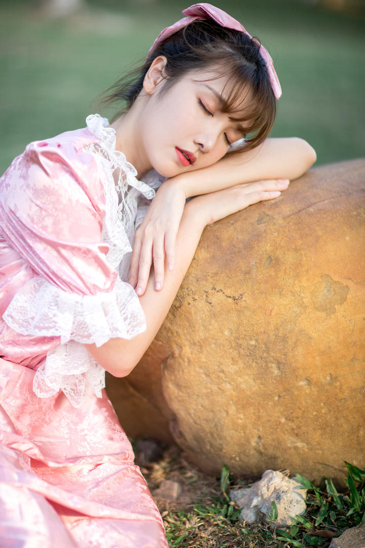 趴在石头上睡觉的少女高清美女壁纸图片大全