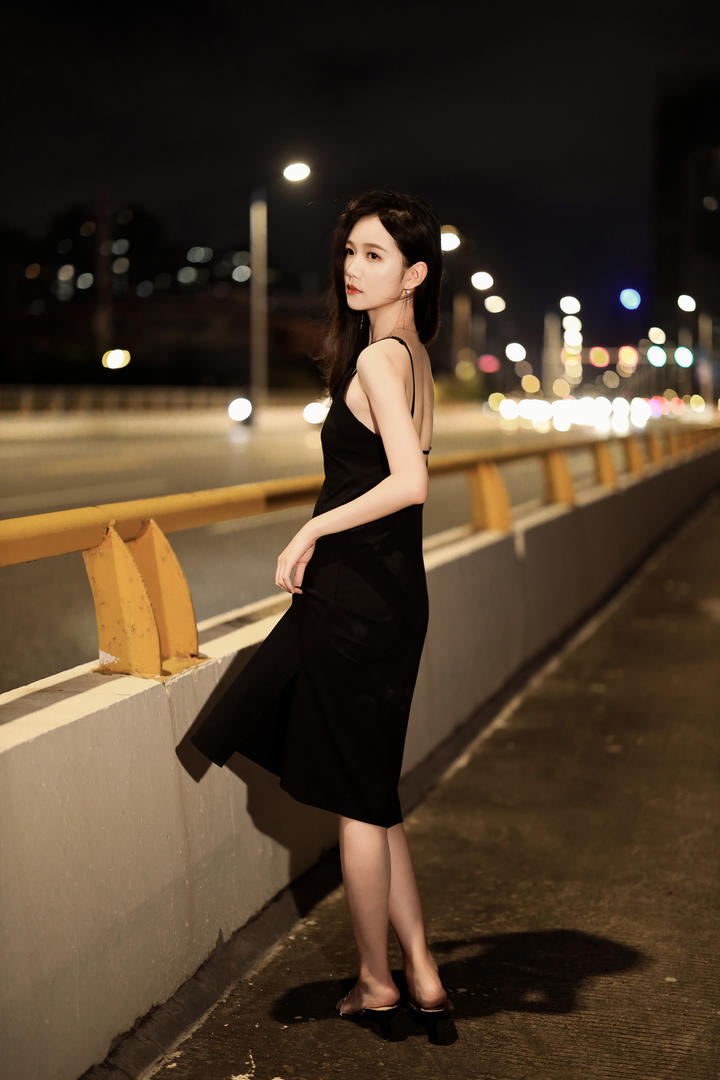 抖音同款爆红！暗黑系连衣裙+高架桥光影｜午夜街拍美女姿势大全