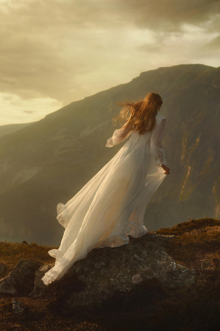 站在悬崖上的高清白衣美女背影艺术写真