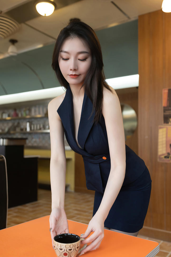 乖巧的性感女神安然制服的诱惑写真图片