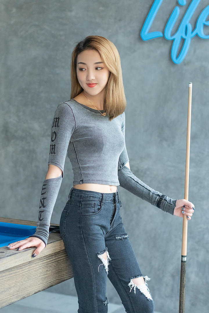 靠在台球桌上的高清美女图片