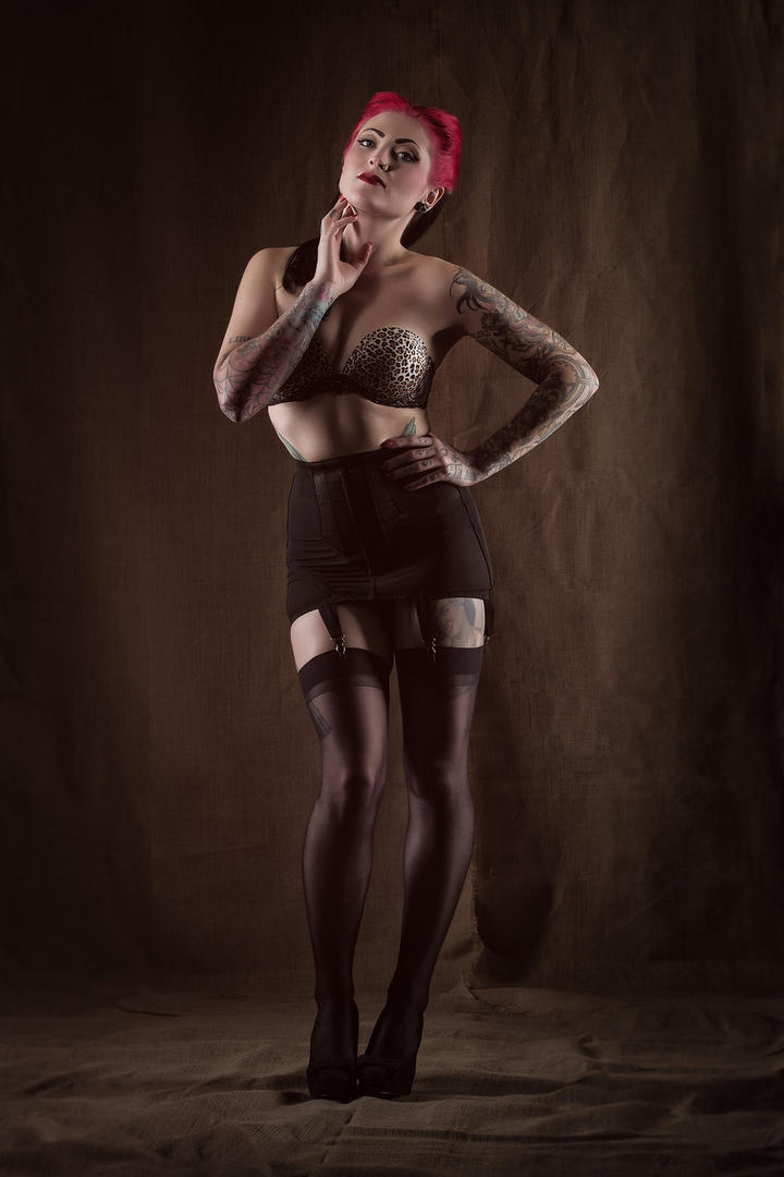 欧美花臂成熟美女人体艺术摄影图集