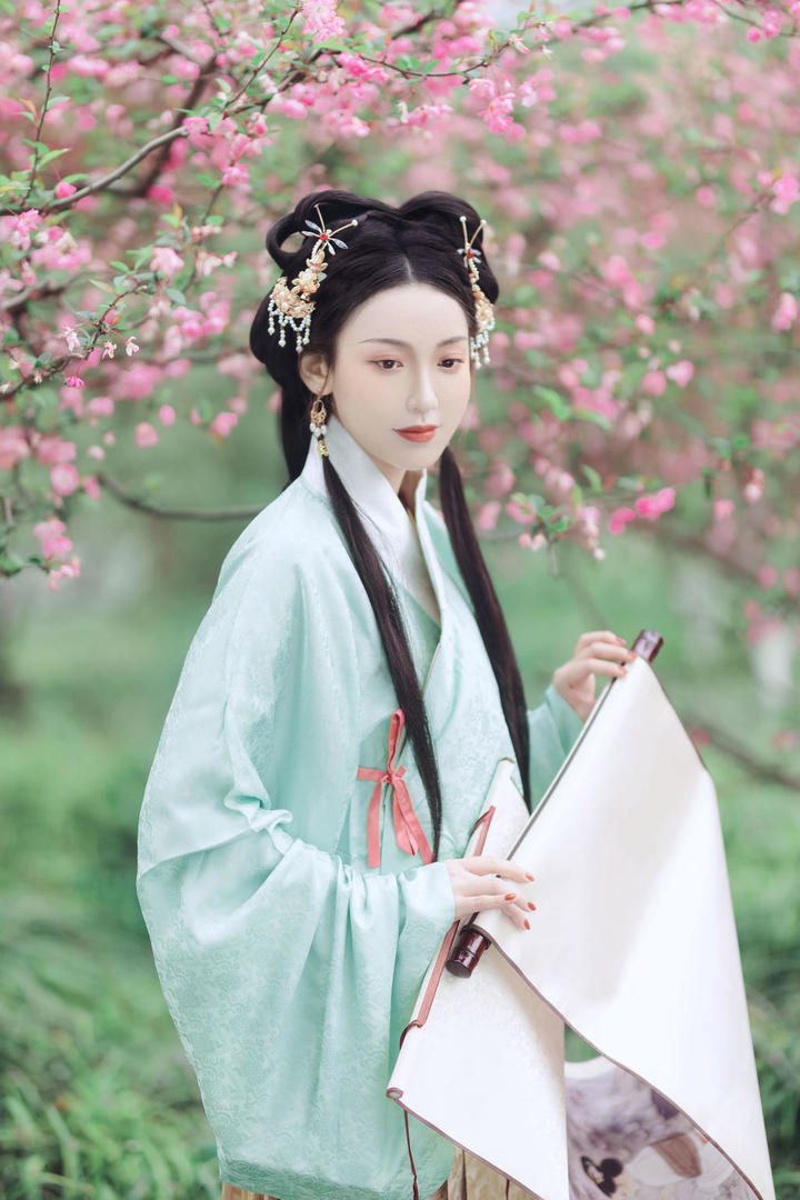 拿着字画的古装气质美女写真图片