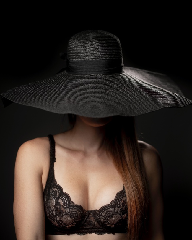 黑色蕾丝内衣美女人体模特图片