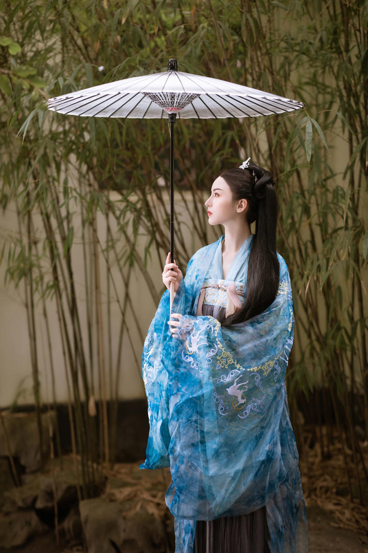 打着雨伞的古装美女写真图片