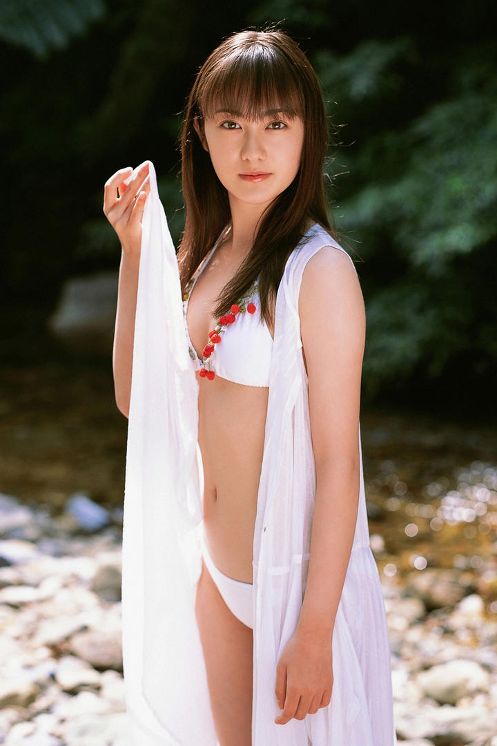 日本清纯比基尼美女野外大尺度人体写真图片