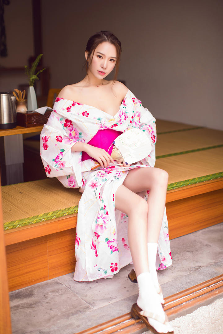 穿着和服的性感美女图片