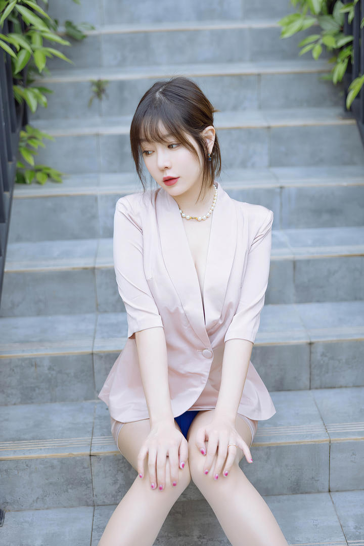 坐在台阶上的国模性感美女王雨纯写真集
