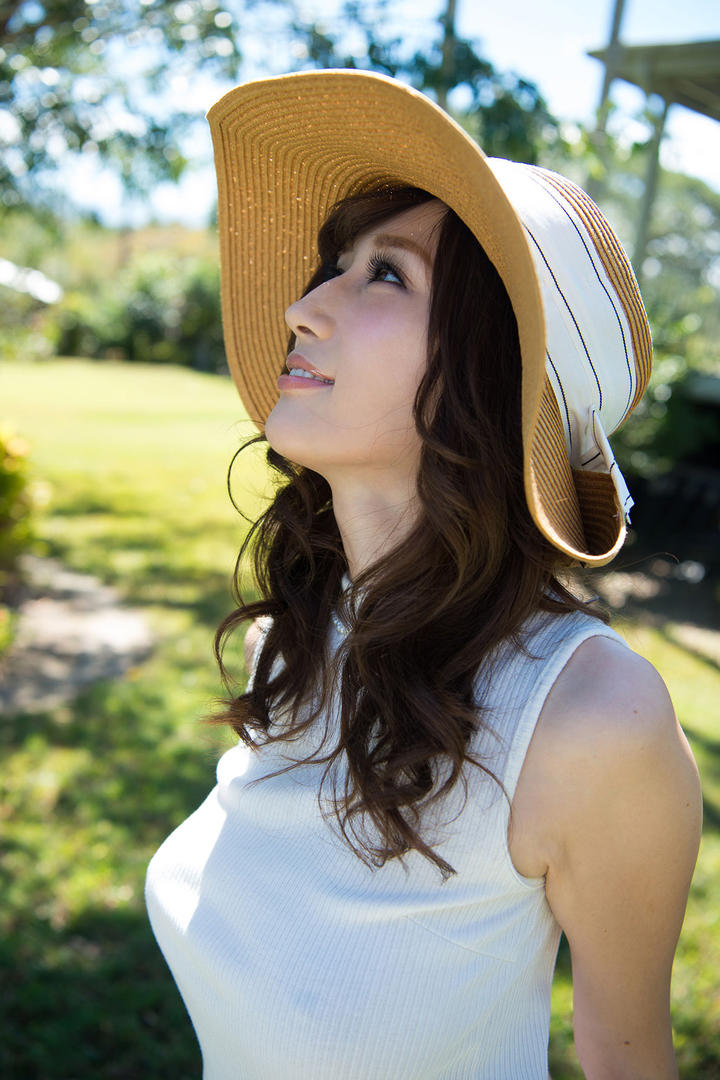 阳光下的高清日本美女特写图片