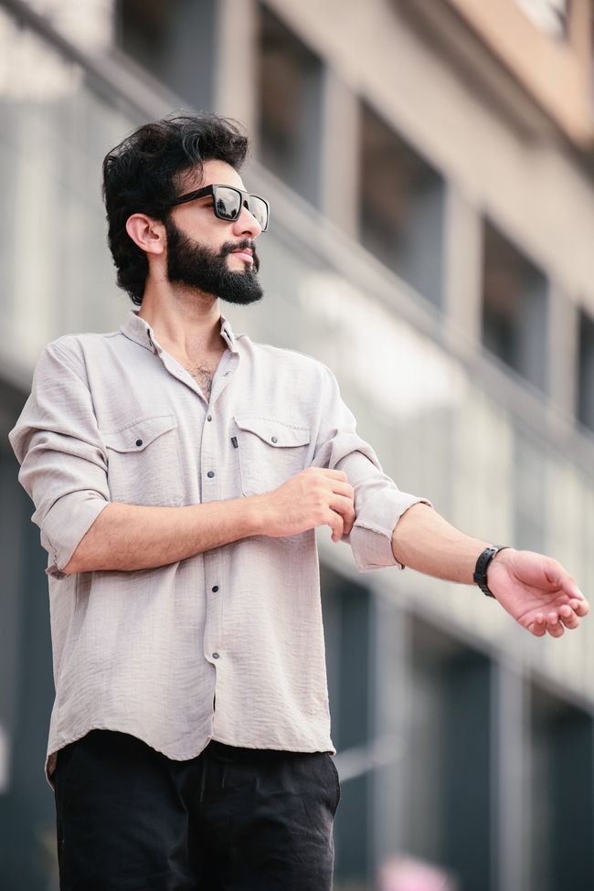 欧美时尚络腮胡戴墨镜帅哥图片