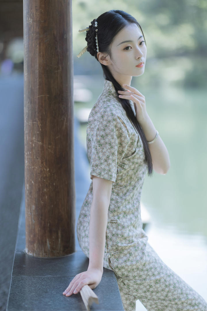温柔的江南旗袍美女艺术写真图片
