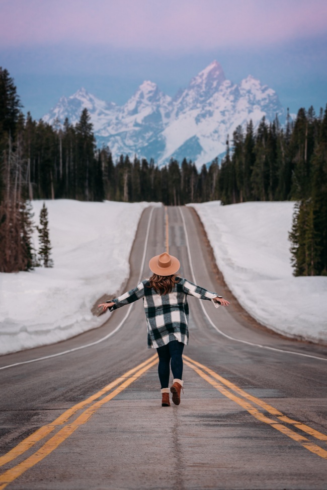 雪山树林公路美女背影图片
