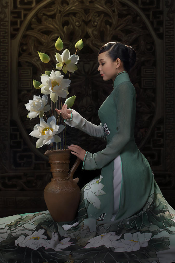 插花的亚洲有古典美女艺术写真图片