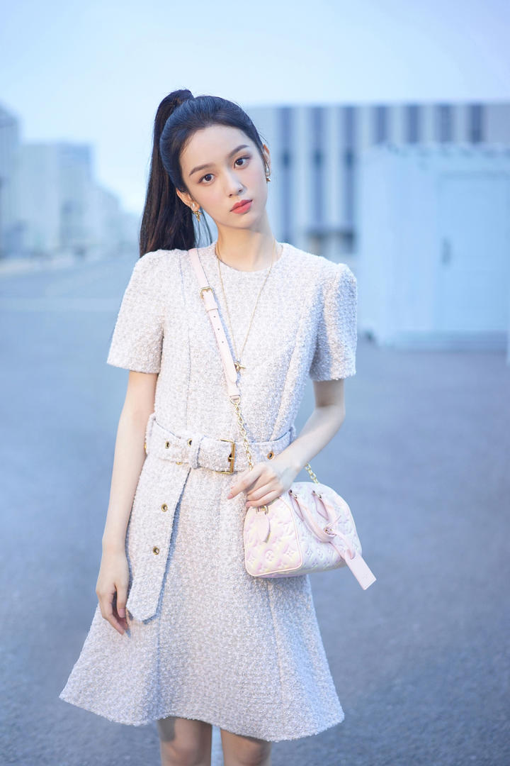 穿连衣裙的漂亮马尾辫美女116写真图片