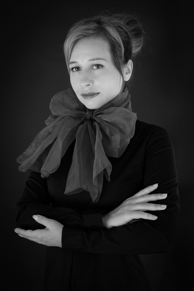 俄罗斯时尚黑色艺术美女人像摄影图片