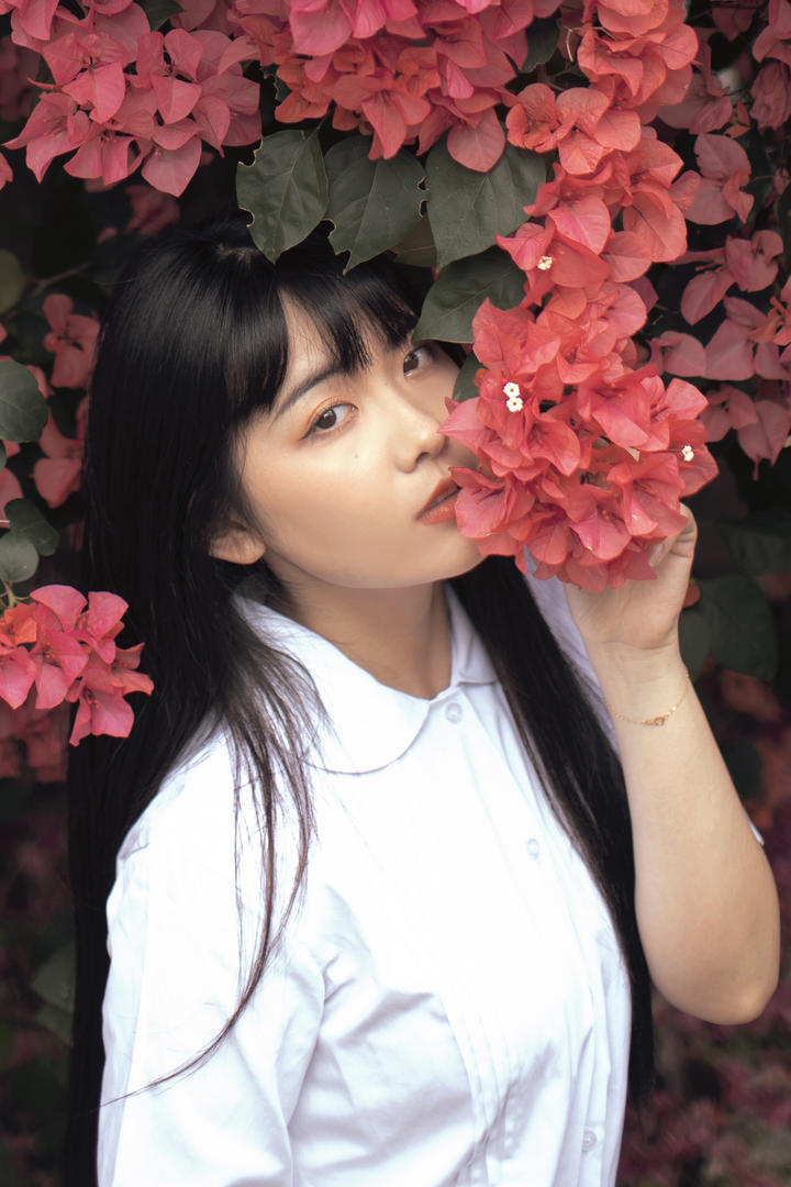 唯美女学生黄子卿赏花写真图片